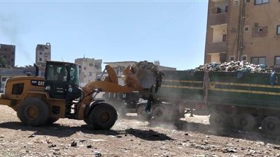 محافظ أسوان يوجه مسؤولي المحليات بتكثيف أعمال النظافة بالشوارع والأسواق