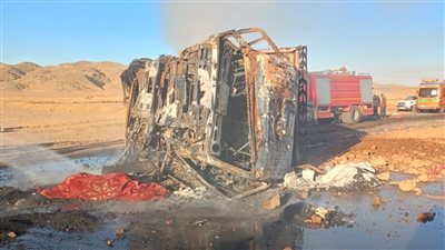 مصرع 4 أشخاص وإصابة 4 آخرين إثر تصادم سيارتي نقل ثقيل بطريق إدفو - مرسى علم 