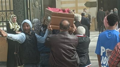 وصول جثمان والدة الفنانة عبير فاروق إلى مسجد السيدة نفيسة لأداء صلاة الجنازة| صور