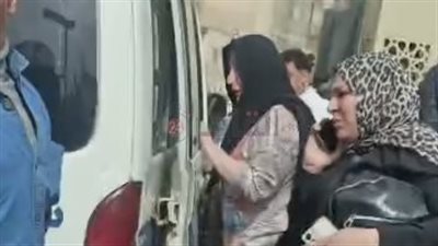 انهيار عبير فاروق لحظة وصول جثمان والدتها إلى مسجد السيدة نفيسة لأداء صلاة الجنازة