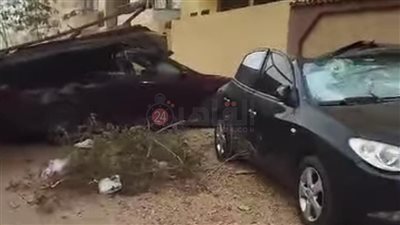 بسبب قوة الرياح.. سقوط استاند يدمر سيارتين بالمجاورة 16 في العاشر من رمضان