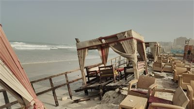 بسبب ارتفاع الأمواج.. غرق كافيتريات شواطئ شهر العسل بالعجمي وتحطم محتوياتها بسبب مياه البحر
