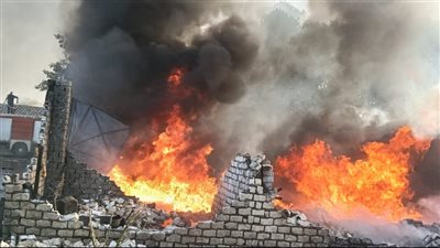 حريق في حوش بعزبة حجاجي بأسوان.. والحماية المدنية تحاول السيطرة عليه (صور)