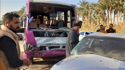 إصابة 9 أشخاص في تصادم ميني باص وملاكي بكوبري العطيات في أسيوط