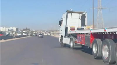 بسبب تصوير قيادتهم برعونة.. قائد سيارة ملاكي يوثق اعتداء سائق تريلا وتباع عليه بالإسكندرية 