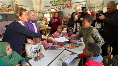 سفيرة الاتحاد الأوروبي تجري جولة داخل المطبخ المركزي لتغذية المدارس في بني سويف