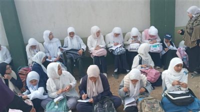 الطلاب يفترشون الأرض.. شكوى ولي أمر بسبب شرح معلمة للطلاب داخل فناء المدرسة بالشرقية