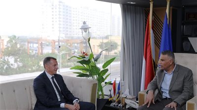 محافظ أسوان الجديد يبدأ مهام عمله بمراسم التسليم والتسلم مع المحافظ السابق