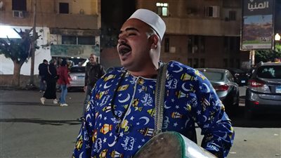 من الجد للحفيد.. حكاية مسحراتي المنيا مع طبلة رمضان
