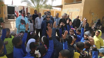 بعد جولة مفاجئة.. محافظ الوادي توجه بمنح مكافأة لإدارة مدرسة الشهيد عبد السلام الابتدائية وللعاملين بها