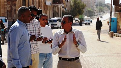 محافظ أسوان يقود جولات ميدانية بمنطقة المحمودية.. ويوجه بتحسين مستوى النظافة والتعامل الفوري مع بلاغات مياه الشرب