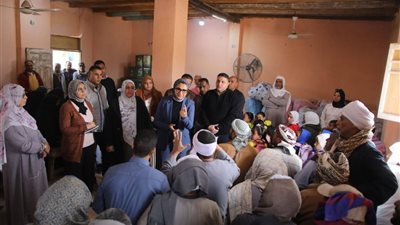 محافظ الوادي الجديد تشهد توزيع مساعدات غذائية وعينية بقرية الخرطوم بالخارجة