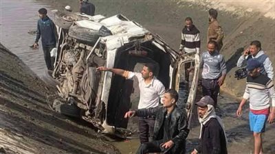 إصابة 10 أشخاص إثر تصادم سيارتين بالطريق الصحراوي في البحيرة