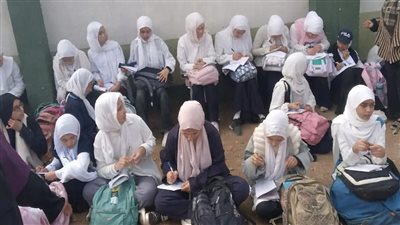 بعد نشر القاهرة 24.. إحالة واقعة جلوس طلاب مدرسة على الأرض بالشرقية للشئون القانونية واستبعاد المديرة 