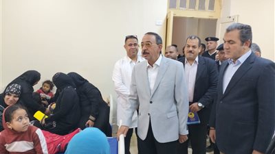 محافظ سوهاج يطمئن على مصابي التسمم بالبوظة بمستشفى جرجا ويأمر باتخاذ الإجراءات القانونية