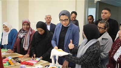 محافظ الوادي الجديد تتابع البرامج التدريبية الحرفية في فرع المجلس القومي للمرأة