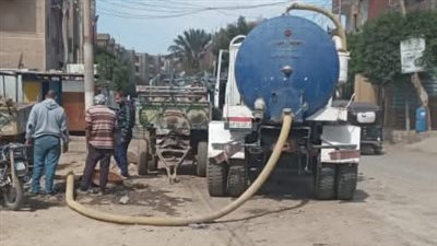 سحب مياه من محيط مدرسة بعزبة رمزي وإصلاح انسداد الصرف الصحي في إهناسيا ببني سويف