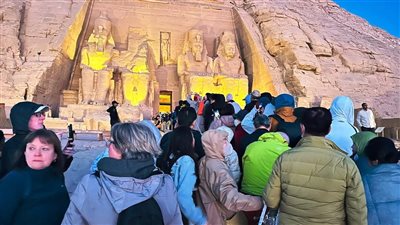 بحضور 2000 زائر.. السياح يتوافدون لمشاهدة لحظة تعامد الشمس بـ أبو سمبل