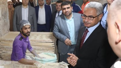 محافظ بني سويف يغير مسار جولته ويفاجئ المخابز بحملة مفاجئة.. ويوجه بتكثيف الرقابة وضبط الأوزان