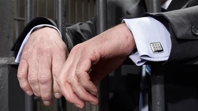 المؤبد لإمبراطور صناعة الخمور لاتهامه بحيازة أسلحة نارية وقنبلتين يدويتين مسيلتي للدموع