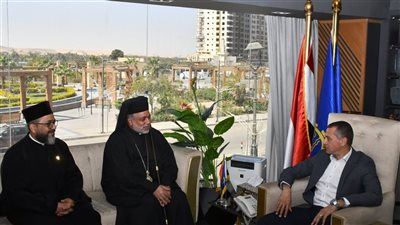 محافظ أسوان يستقبل مطران إيبارشية طيبة للأقباط الكاثوليك.. ويؤكد: نسيج وطني واحد يقود مسيرة التنمية