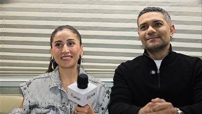 كل الناس عايزين يبقوا نجوم واسمهم يتكتب.. آسر ياسين ودينا الشربيني يردان على جدل تتر مسلسل اتنين غيرنا