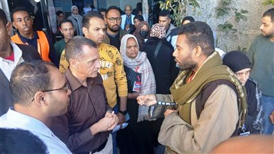 محافظ أسوان يفاجئ مركز الأورام بزيارة ميدانية.. ويشدد على تقليل فترات الانتظار وصرف العلاج فورًا
