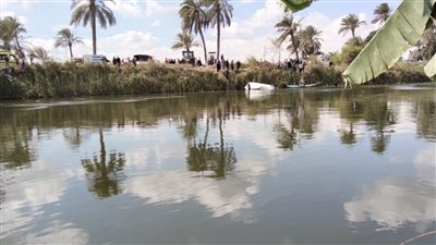 مصرع سيدة والبحث عن ناجين إثر انقلاب ميكروباص في ترعة الإبراهيمية بالمنيا