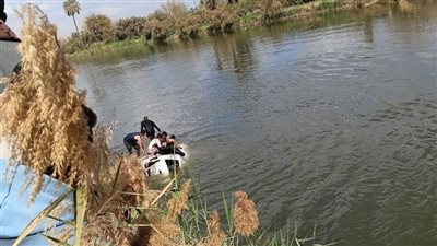 مصرع سيدة والبحث عن مفقودين في سقوط ميكروباص بترعة الإبراهيمية بالمنيا