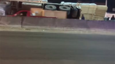كانت محملة بالأخشاب...انقلاب سيارة نقل أمام قرية ميت غزال بالغربية
