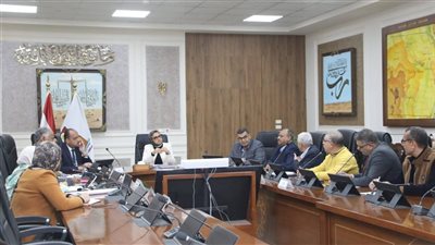 محافظ الوادي الجديد تبحث موقف ملفات الاستثمار الزراعي بمناطق الحظر المائي