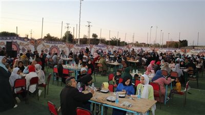 محافظ الوادي الجديد تشارك أهالي قرى الشركة بالخارجة الإفطار الرمضاني