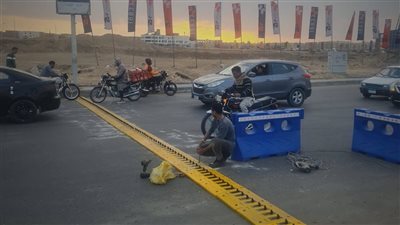 جهاز مدينة حدائق أكتوبر يواصل تركيب مطبات شوكية للحد من السير عكس الاتجاه