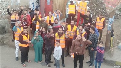 أهالي شبين الكوم بالمنوفية ينظمون مبادرة لتوزيع وجبات ساخنة ومشويات على ركاب القطار