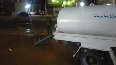 استمرار أعمال شفط مياه الأمطار بحي عتاقة وانتشار فرق الطوارئ بشوارع السويس