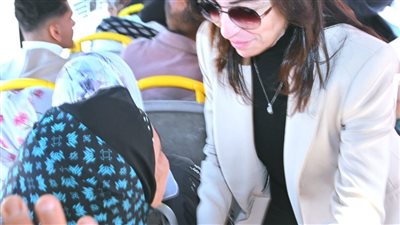 خلال جولة مفاجئة.. محافظ البحيرة تهنئ ركاب حافلة برمضان وتقرر تخفيض تعريفة حافلات الشركات إلى 5 جنيهات