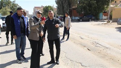 محافِظة الوادي الجديد تتابع خطة مشروعات رصف الطرق الداخلية.. وسير العمل بوحدة المعدات الثقيلة المركزية