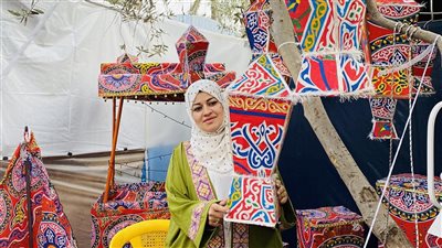 بين الركام والعتمة.. النازحة الفلسطينية ريهان شراب تبتكر ديكورات وفانوس رمضان من مخلفات المساعدات بغزة: كنا عايشين في جنة والحرب دمرتنا| خاص