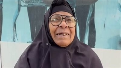 ربنا بيحبني.. برنامج حياة كريمة يساعد مسنة تبيع السبح بمبلغ مالي: هجيب تلاجة لابني
