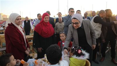 استكمالًا لخطة زيارة المراكز.. محافظ الوادي الجديد تشارك أهالي قرية بغداد الإفطار الرمضاني | صور