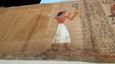 بعد ترميمها.. الصور الأولى لبردية الكاتب أوسر حات مس في مكان عرضها بالمتحف المصري بالتحرير