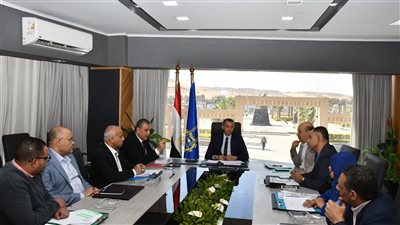 محافظ أسوان يوجه بإسراع وتيرة تقنين أراضي الدولة