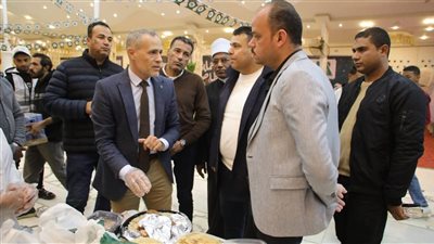 ضمن حملة إفطار صائم.. نائب محافظ الوادي الجديد يشارك الأسر والطلاب الوافدين الإفطار الرمضاني