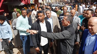 جولة بمنطقة السيل.. محافظ أسوان يطالب الأهالى بصيانة تسريب صرف بالعمارات ويوجه بنزح تراكمات المياه بالشوارع