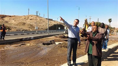محافظ أسوان يتابع إصلاح كسر خط الصرف الرئيسي بالكرور.. ويوجه بتوفير سيارات مياه الشرب للمواطنين