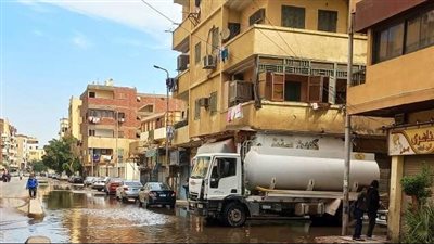 محافظ أسوان يتابع ميدانيا جهود إصلاح كسر خط مياه.. ويؤكد: نتعامل بشكل فوري مع أي أعطال