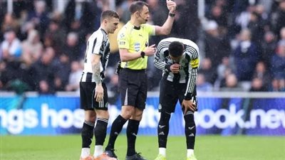 القيء يجبر لاعب نيوكاسل على مغادرة ملعب مباراة إيفرتون