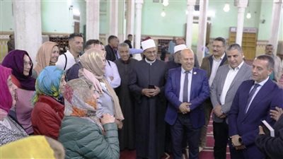 محافظ أسوان يحاور فوجًا سياحيا إسبانيا خلال زيارتهم مسجد الطابية بعد تطويره لاستطلاع رأيهم حول زيارتهم