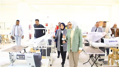 استعدادا للافتتاح.. محافظ الوادي الجديد تتابع التجهيزات النهائية لمصنع إنتاج شكائر الزماط | صور