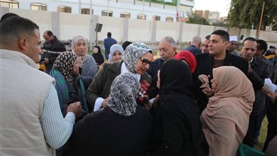 محافظة الوادي الجديد تُشارك عمال الخدمات المعاونة والمرافق الإفطار الرمضاني | صور
